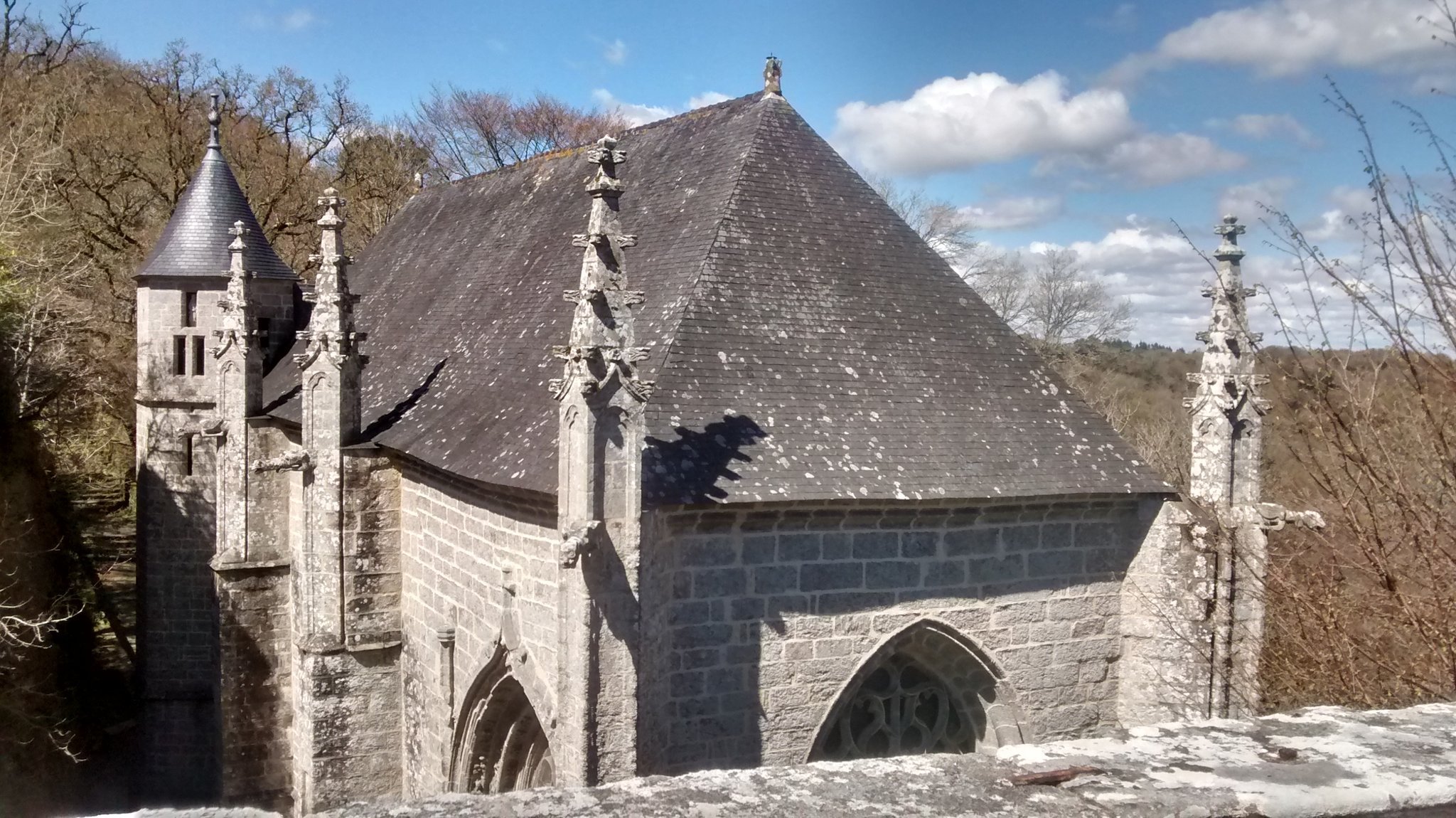 Photo d'une chapelle gothique, prise depuis un pont proche situé à hauteur du toit.