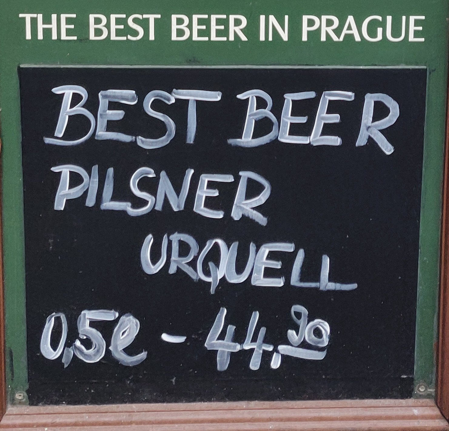 Pancarte de bar titrée "The Best Beer in Prague". Sur la partie en ardoise est écrit "Best beer Pilsner Urquell 0,5l - 44.30"