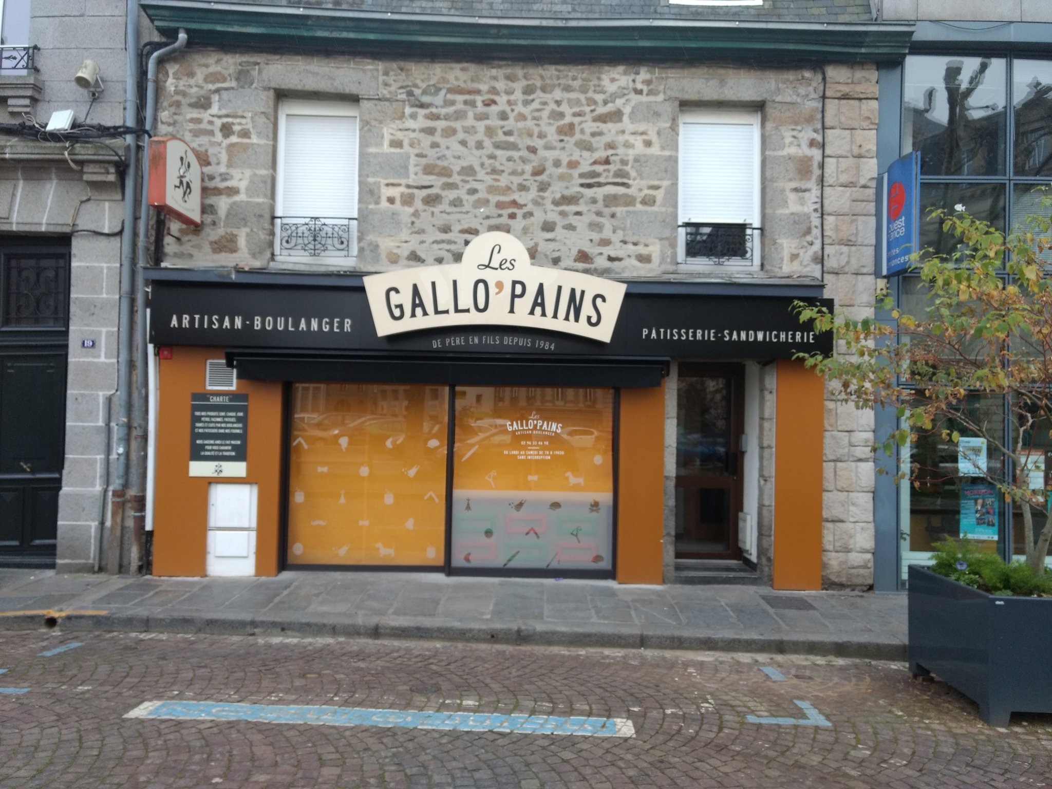 Façade d'une boulangerie nommée "Les Gallo'Pains"