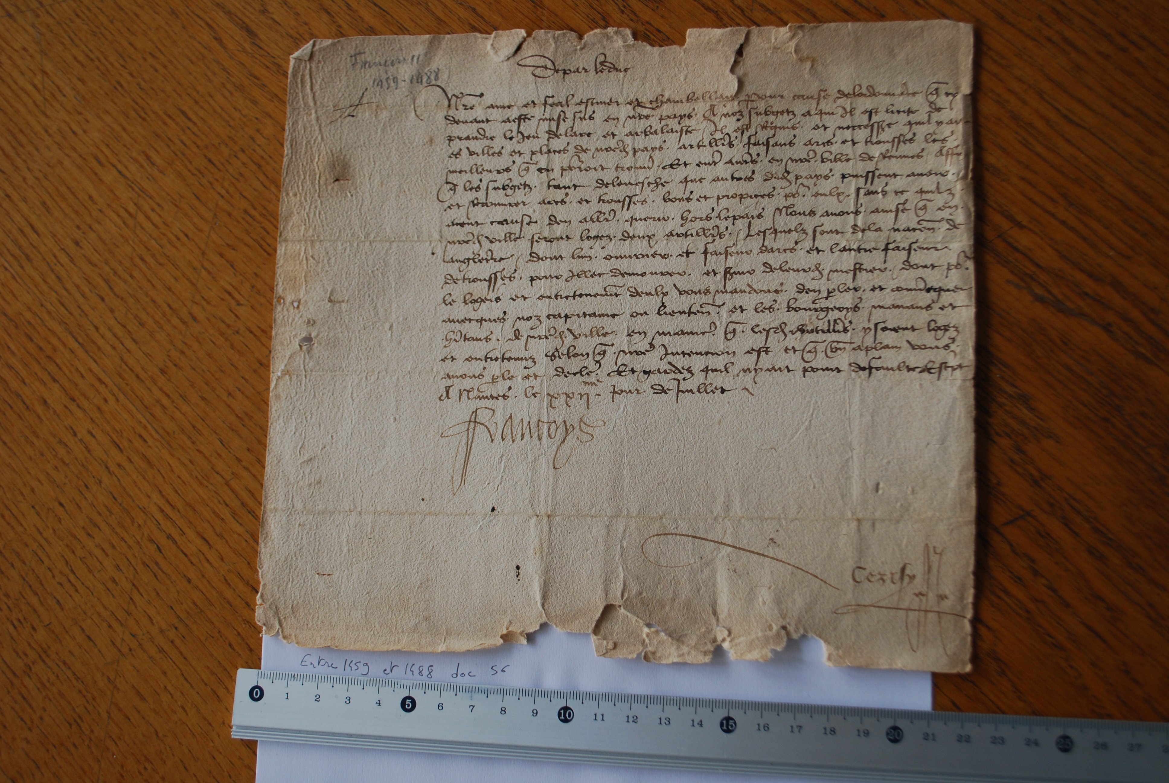 Une lettre ancienne en écriture gothique, commençant par la formule « De par le duc »