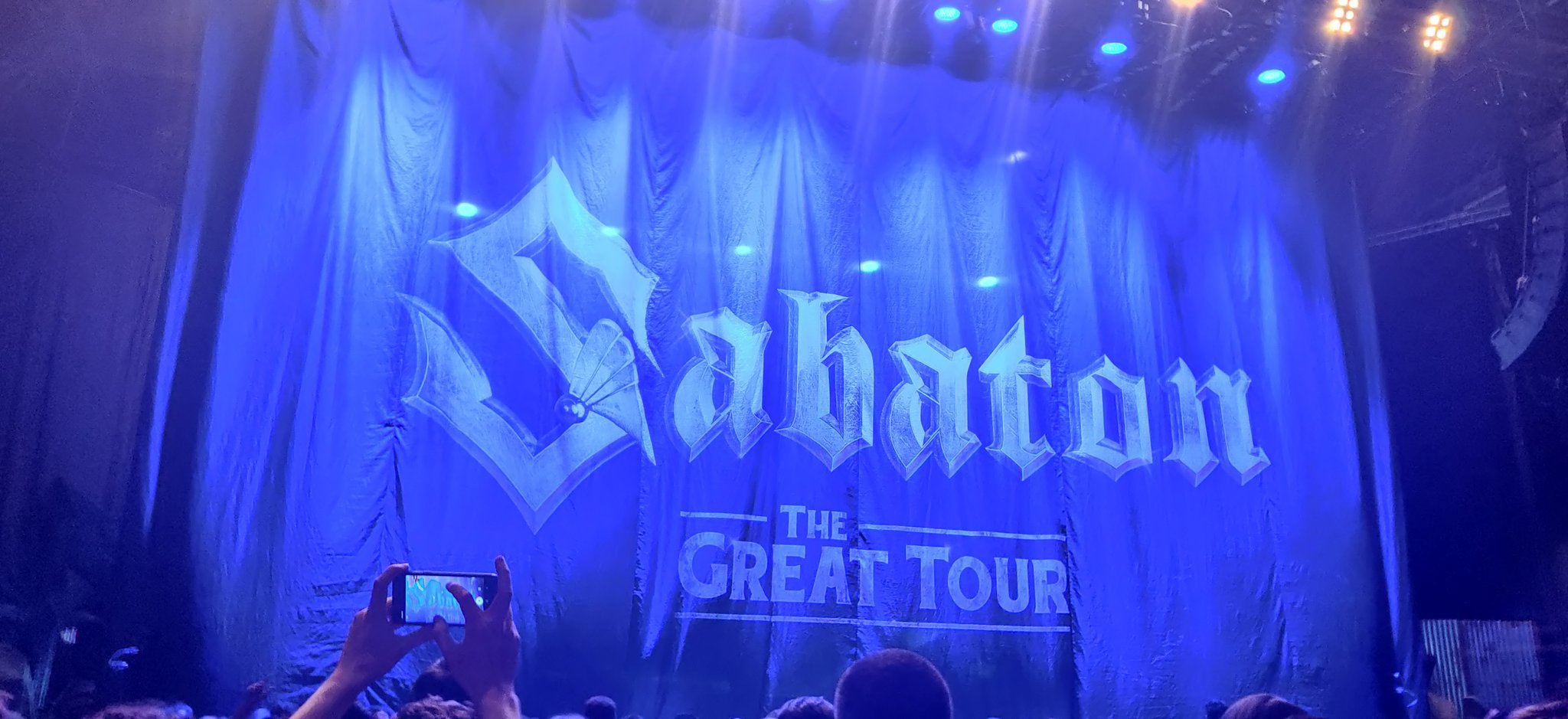 Rideau masquant la scène, avec marqué "Sabaton The Great Tour"
