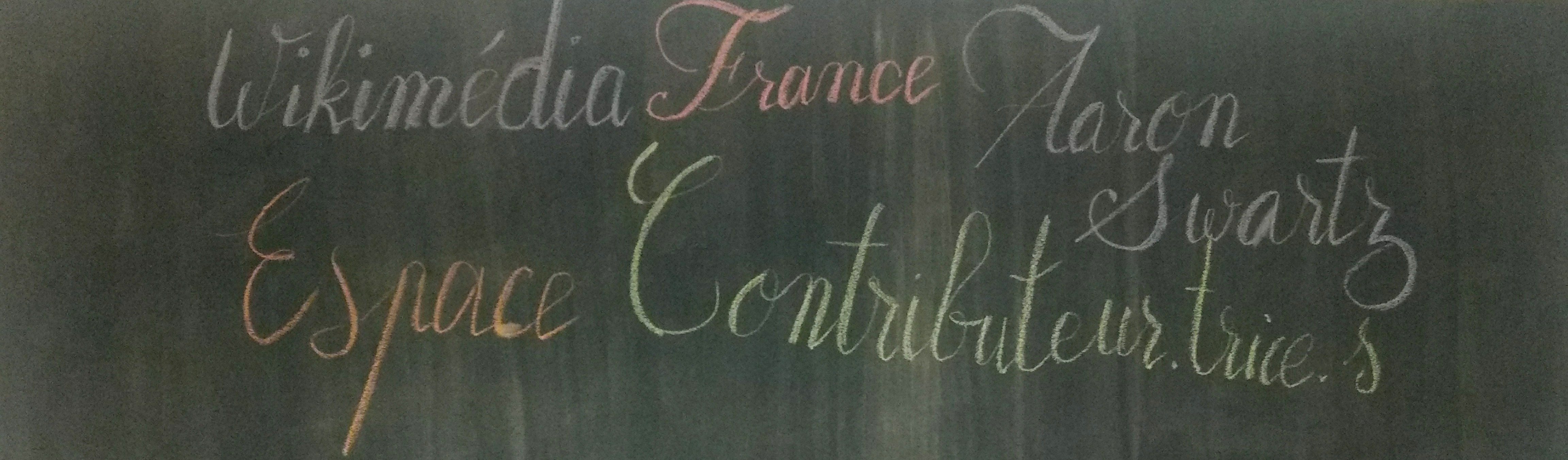 Lettrage à la craie sur un tableau : "Wikimédia France - Aaron Swartz - Espace Contributeur⋅trice⋅s