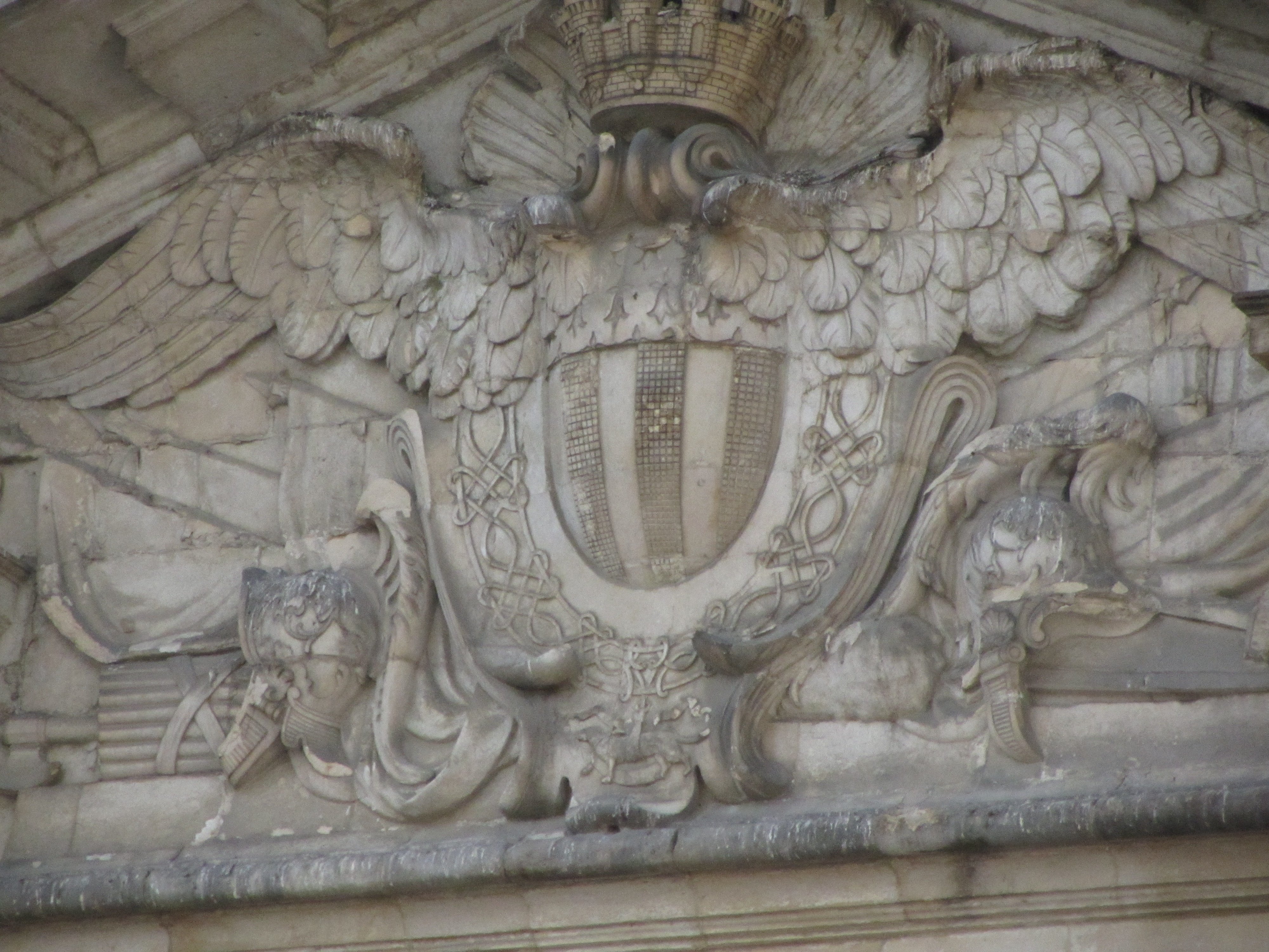 Bas-relief sculpté des armoiries de Rennes (Palé d’argent et de sable de six pièces, au chef d’argent chargé de cinq mouchetures d’hermine de sable)