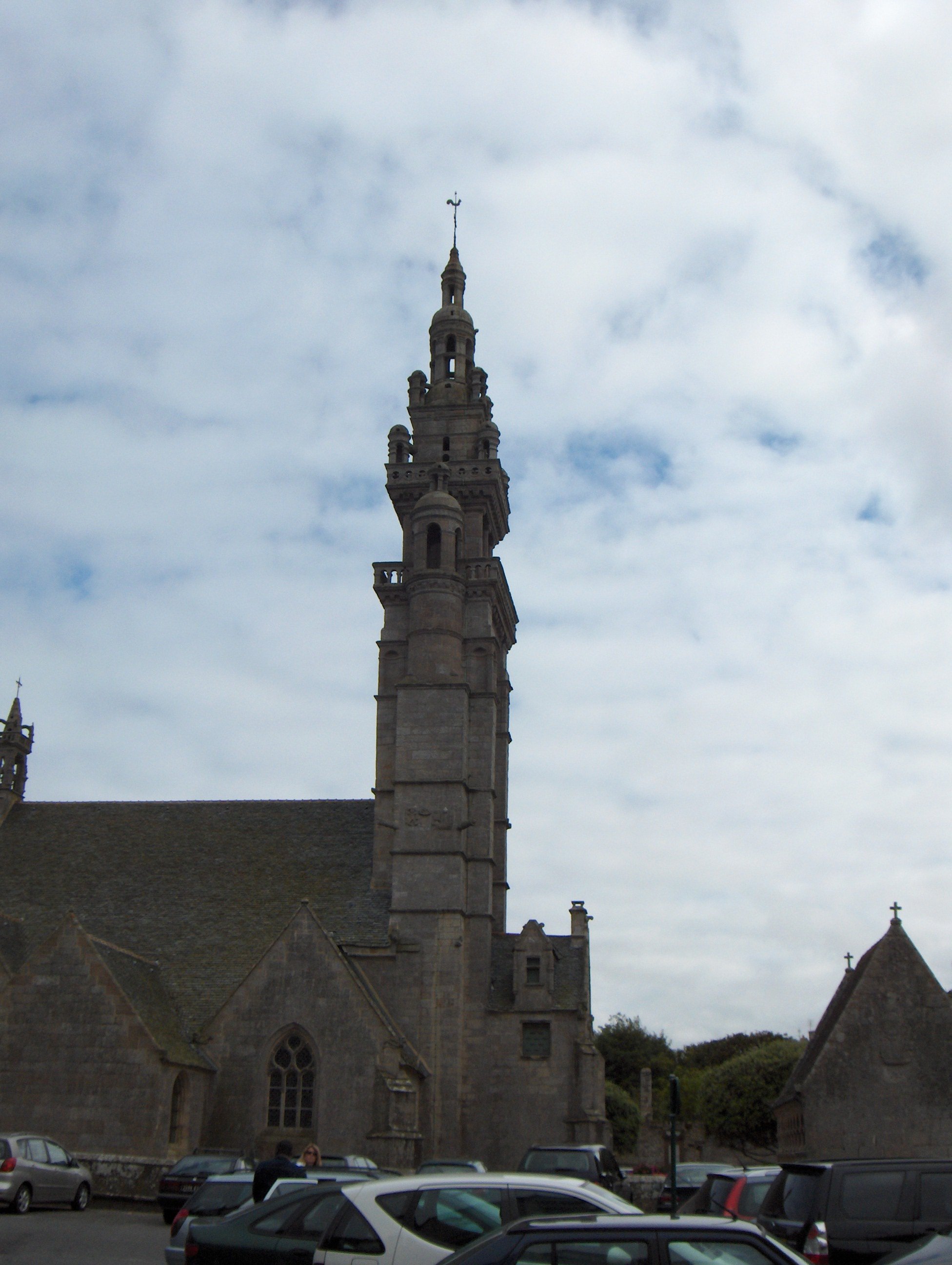 Une église en granit avec un clocher très élaboré