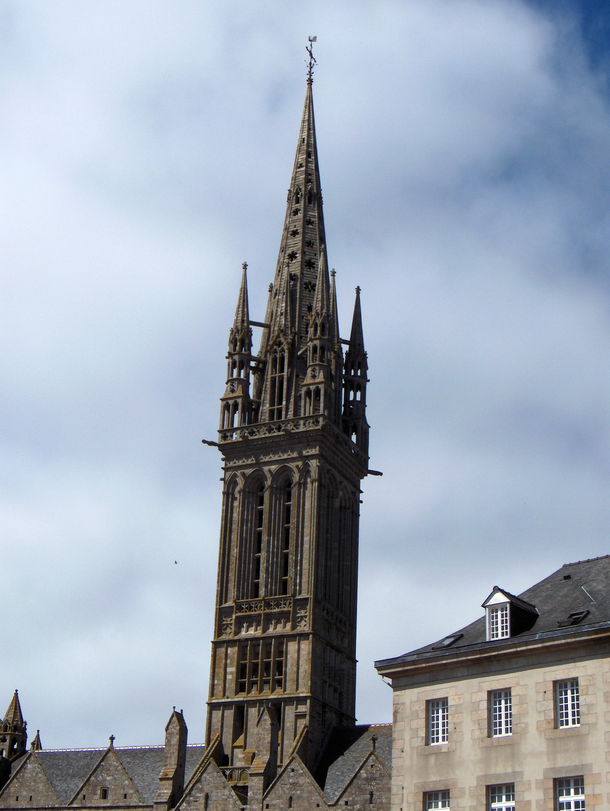Le clocher gothique, très haut et très ouvragé, de la chapelle du Kreisker
