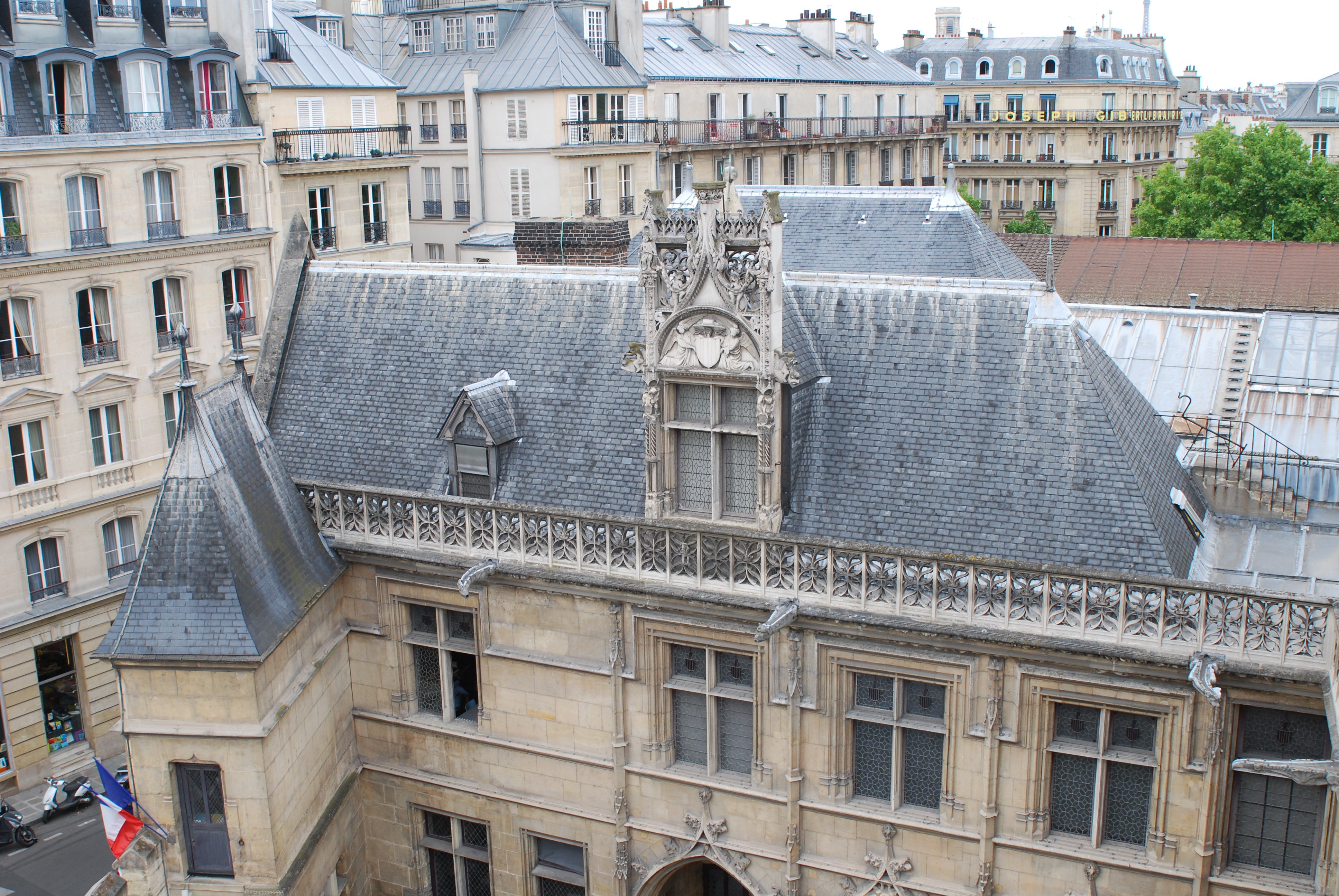 Toits de l’hôtel de Cluny, au-dessus du frigidarium.