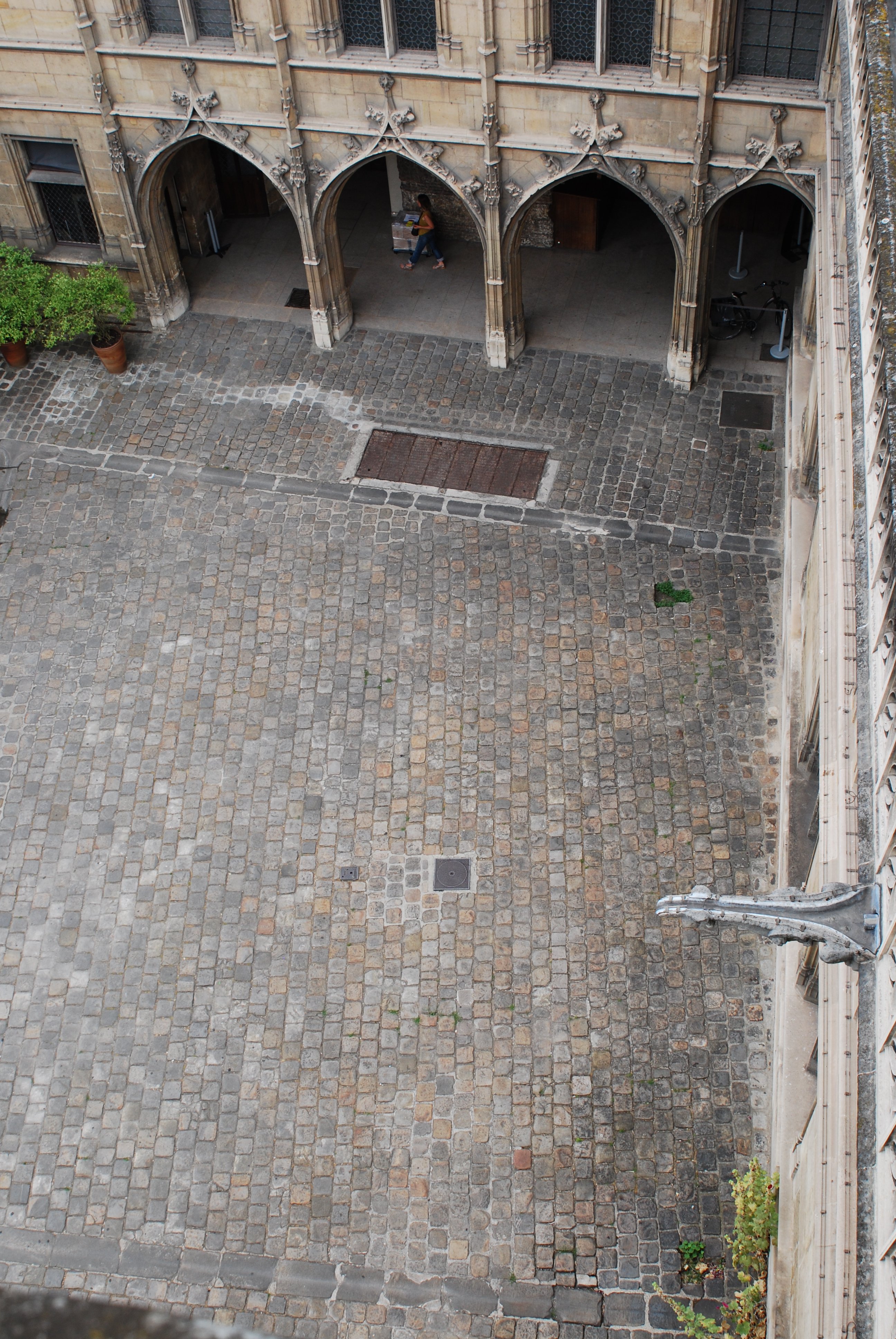 La cour pavée de l'hôtel de Cluny, vue d'en haut.