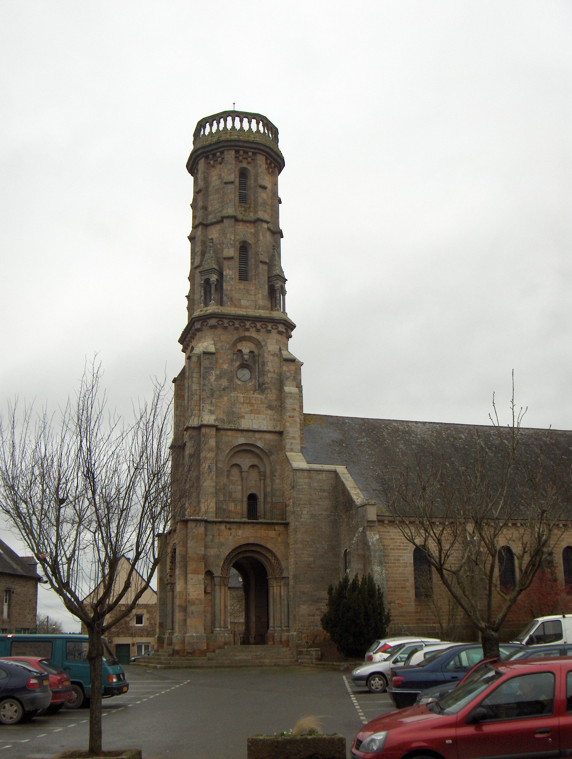 Église médiévale de style roman, mais dont le clocher est remplacé par une tour d’abord carrée sur ses trois étages inférieurs, puis octogonale pour les deux les plus élevés. Le toit est entouré d’une balustrade.