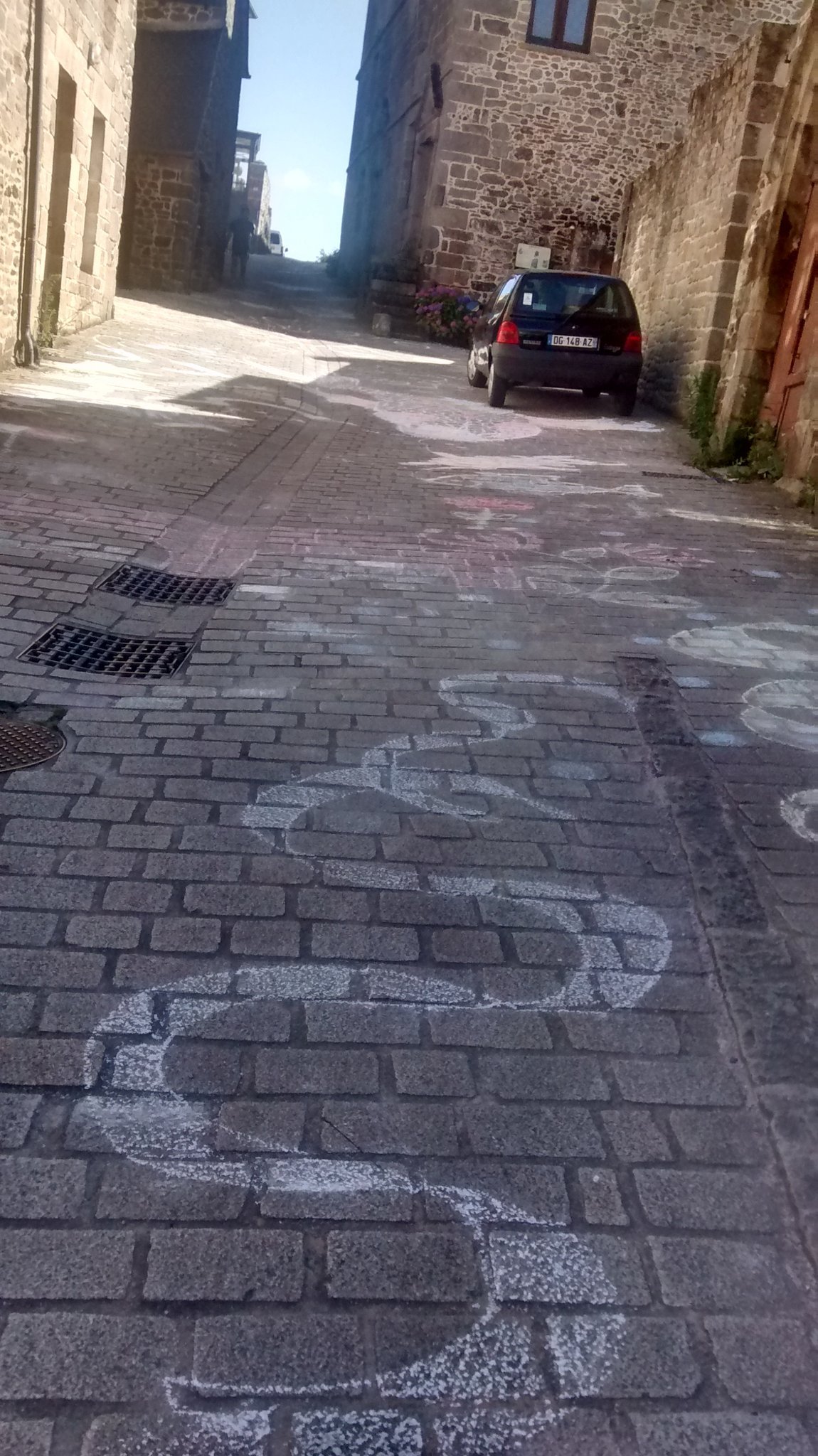 Dessins à la craie dans une rue pavée