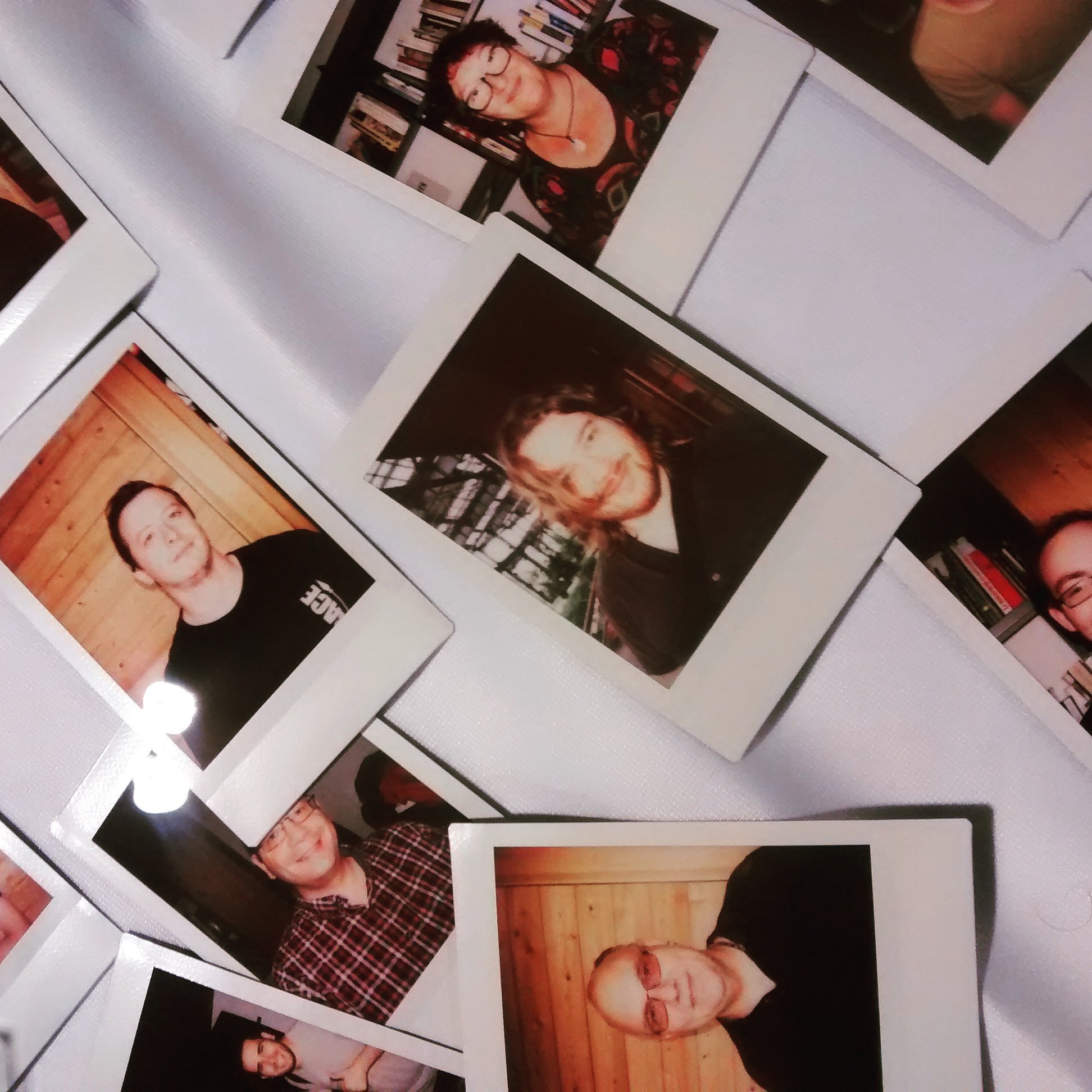 Des Polaroïds accrochés en quinconce sur un panneau blanc