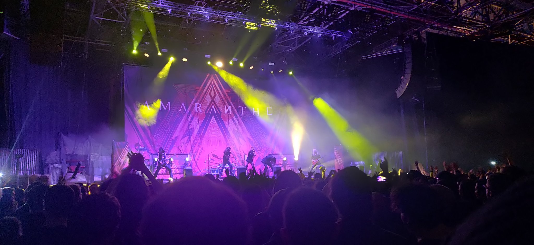 Un groupe de metal sur la scène du Zénith de Paris