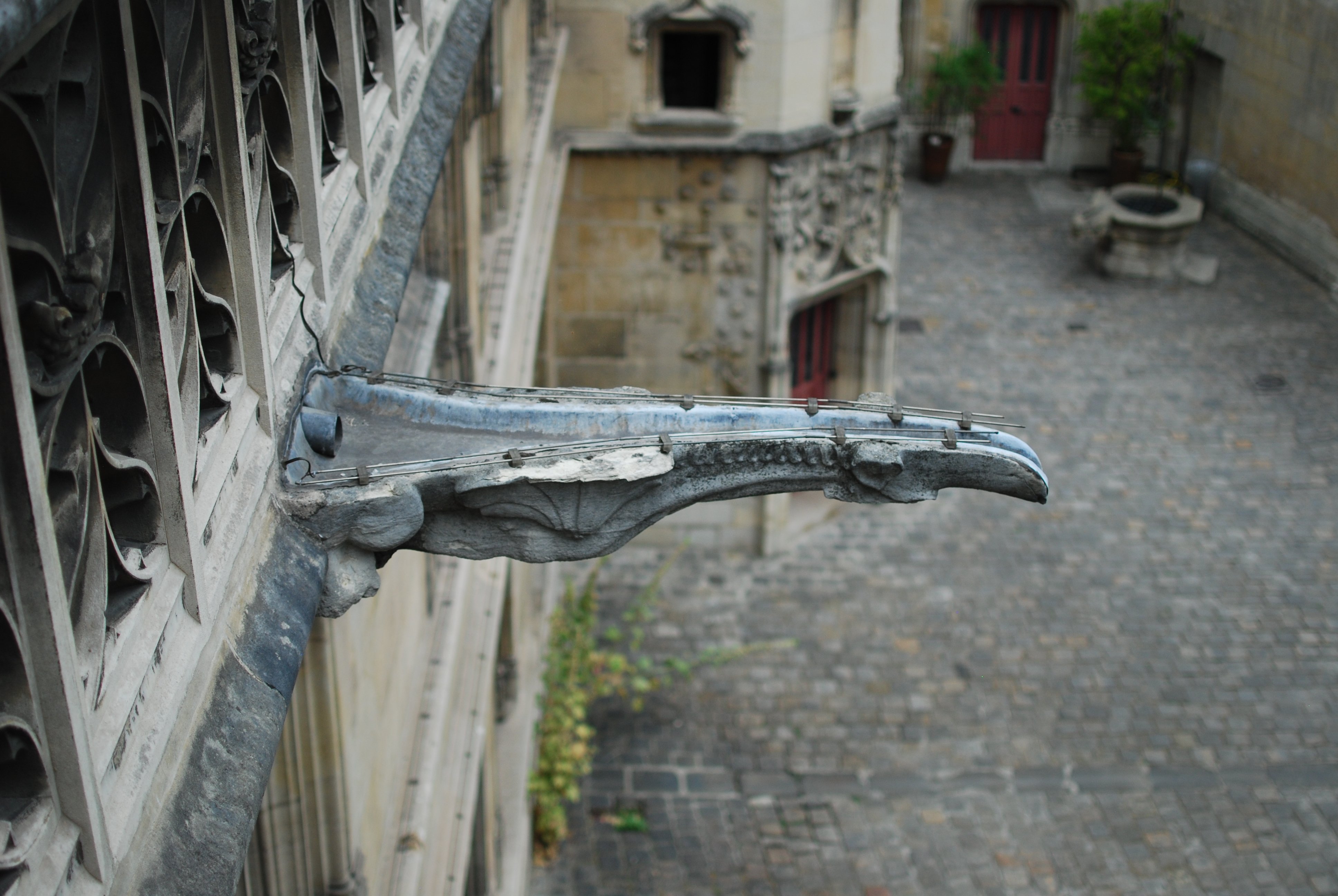 Une gargouille le long du toit de l'hôtel de Cluny